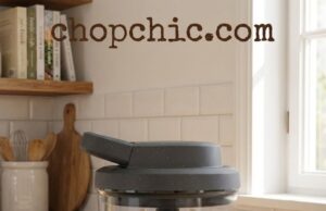 Zyliss Easy Pull Food Processor Review: The Ultimate Tool for Tiny Kitchens _A top-down view of the open Zyliss Easy Pull Food Processor, revealing the dual stainless steel blades and the distinct plastic sweeper arms designed to scrape ingredients off the bowl walls during chopping.