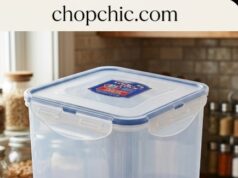 LOCK & LOCK Easy Essentials Review: The 4-Hinge Seal That Outlasts Almost Everything A clear LOCK & LOCK rectangular plastic storage container filled with white baking flour, prominently displaying its signature blue hollow-center silicone gasket and four snapped-down plastic hinges, sitting on a kitchen counter next to a stack of crisp crackers.